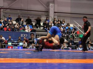 Фоторепортаж. Главные схватки чемпионата Якутии по вольной борьбе