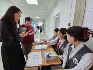 Школьники выпустили книгу о работниках сельского хозяйства села Улахан-Ан