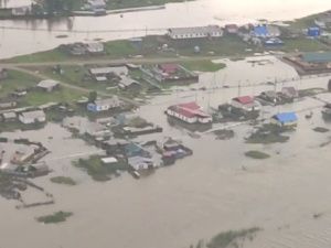 В Оймяконском улусе спасатели вывезли из опасной зоны паводка 13 человек