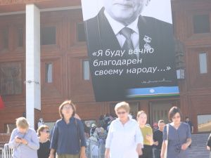 Якутяне нескончаемым потоком идут проститься с Михаилом Николаевым