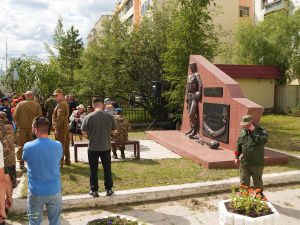 Евгений Григорьев возложил цветы к памятнику в День ветеранов боевых действий