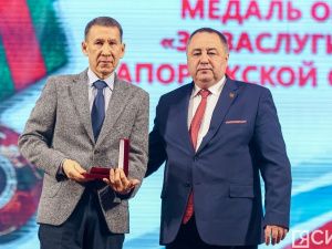 Государственные награды вручили воинам-якутянам на II Антифашистском форуме в Якутске