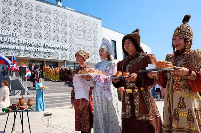 Территория нового центра культуры в Якутии пошла волнами