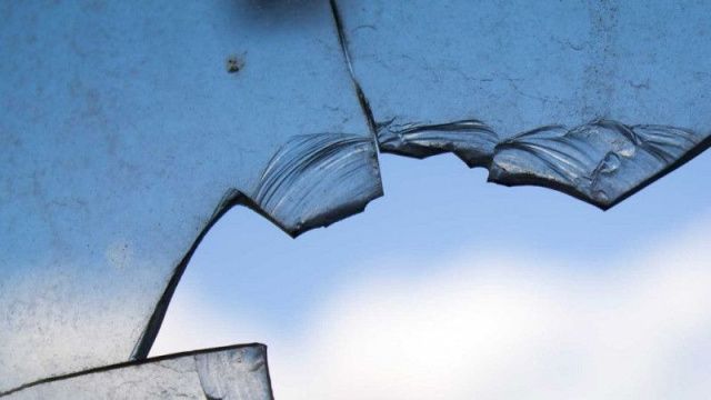 Мужчина залез в чужой дом, разбив окно