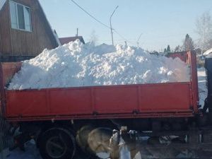 В Якутске помогают семьям участников СВО в уборке снега со дворов