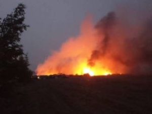 В Магане горит свалка. Огонь приблизился к селу