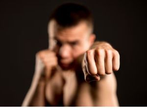 Житель Якутии заступился за мужчину с гипсом, которого побили у бара, и оказался на скамье подсудимых