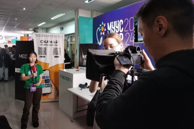 Медиашкола «Айар» предложила посетителям попробовать роль телеведущего на фестивале «Муус Устар»