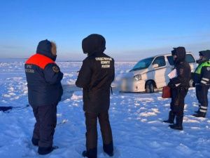 По факту провала под лед реки Лены трактора с двумя людьми проводится процессуальная проверка