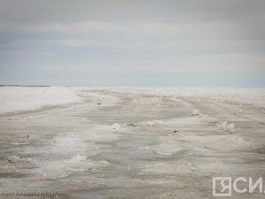 Снегоход с тремя людьми провалился под лед в Оймяконском районе