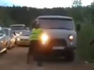 В Якутии на паромной переправе мужчина набросился на автомобиль с кулаками