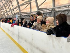Председатель правительства Якутии Кирилл Бычков открыл хоккейный корт в поселке Нижний Куранах