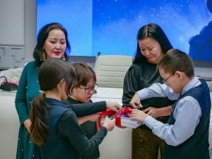 Писательница Ангелина Васильева презентовала книгу для детей на якутском языке «Аптаах таас»