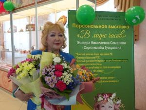 Открылась выставка Эльвиры Семеновой «В мире часов»