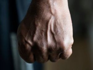 В Нерюнгринском районе мужчина избил гостя, забрал у него 140 тысяч рублей и выгнал