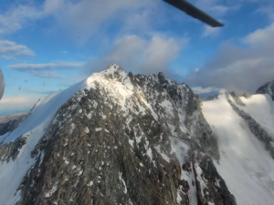 "Встал на выступ одним колесом и выгрузил десант". Пострадавших с горы Победа успешно эвакуировали!