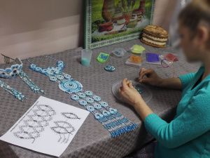 На международном фестивале народно-художественных промыслов и ремесел «Руками женщины» осужденная из Якутии представит украшение, выполненное в национальном стиле