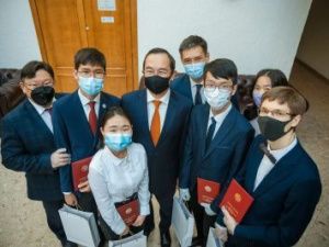 Айсен Николаев наградил победителя и призеров Всероссийской олимпиады школьников