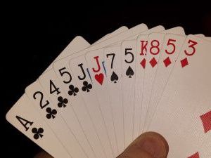 В Якутии двое мужчин зверски избили человека за карточный долг. Потерпевший скончался