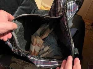 Полицейские с поличным задержали пособника аферистов, обманувших пенсионера из Якутии на 4 млн рублей