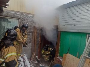 Частный дом горел в центре Якутска