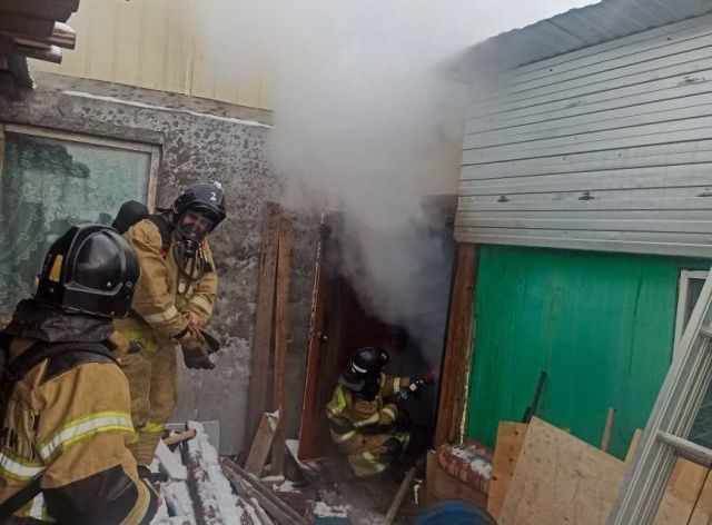 Частный дом горел в центре Якутска