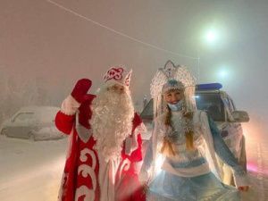 Полицейские Якутска поздравили с наступающим Новым годом детей, находящихся в трудной жизненной ситуации