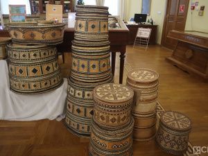 В Якутске презентовали книгу  о мастерах берестяных изделий  «Өбүгэ ситимэ»