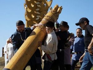 В Якутске в местности «Үс Хатыҥ» провели обряд установки сэргэ