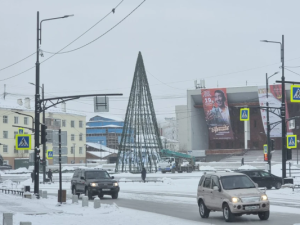 Якутяне удивились, почему вместо обещанной новой елки на площади Дружбы в Якутске ставят старую 
