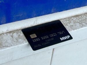 В Якутске мужчина нашел в магазине чужую карту и расплатился ей