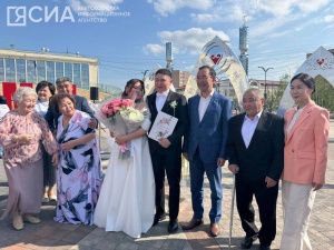 Первая регистрация брака на площади Республики — в присутствии Ил Дархана