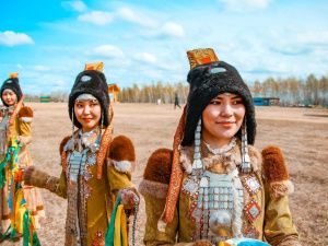 Владимир Солодов поздравил жителей Хангаласского района с Днём Сайылыка