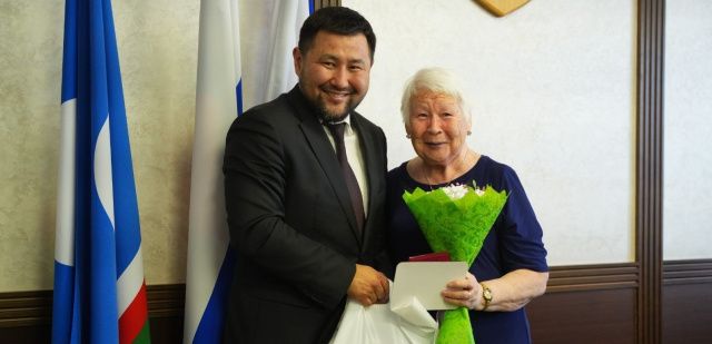 Членам Совета старейшин Якутска вручили награды