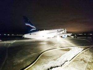 Аэропорт «Якутск» открыт на вылет после инцидента с самолётом, выехавшим за пределы взлётно-посадочной полосы