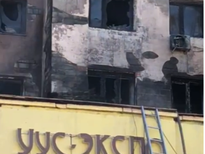 Пожар с крыши "Илин Энэра" в Якутске перекинулся на квартиры