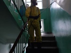 В Якутске продолжается заключительная дезинфекция в домах по месту жительства больных новой коронавирусной инфекцией