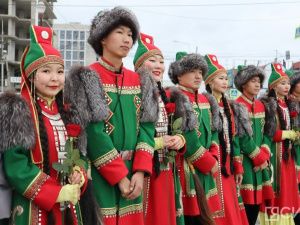 В Якутске возложили цветы к памятнику Матери