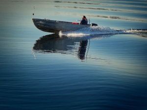 В Якутии мужчина выпал из моторной лодки и утонул