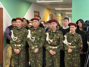 В Якутске возложили цветы к памятнику Владимиру Калашникову