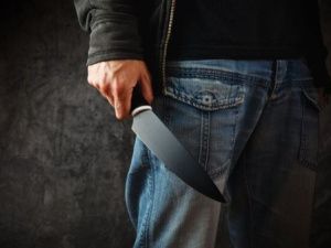 Якутянин внезапно напал с двумя ножами на родителей, тяжело ранив их