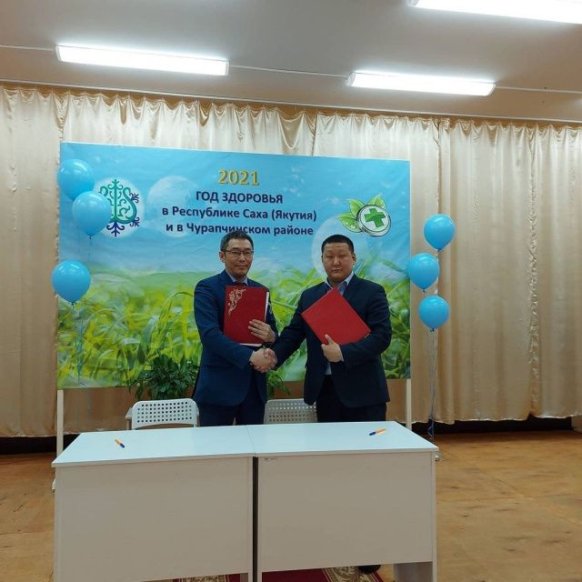 Коллективу Чурапчинской больницы вручены защитные экраны, изготовленные в Сыланской школе