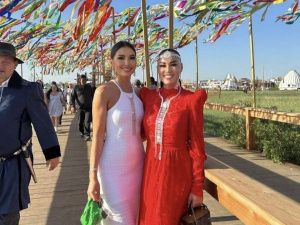 Риэлтор Гульнара Уварова блистала на ысыахе Туймаады в дизайнерском платье