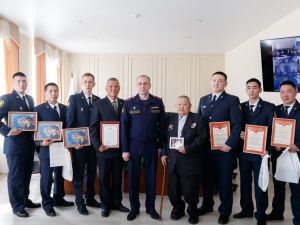 В УФСИН наградили сотрудников личной фотографией, снятой у развернутого Знамени уголовно-исполнительной системы