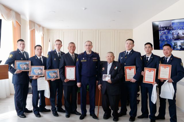 В УФСИН наградили сотрудников личной фотографией, снятой у развернутого Знамени уголовно-исполнительной системы