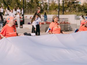 В День государственного флага России Евгений Григорьев вручил паспорта школьникам