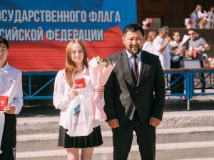 В День государственного флага России Евгений Григорьев вручил паспорта школьникам