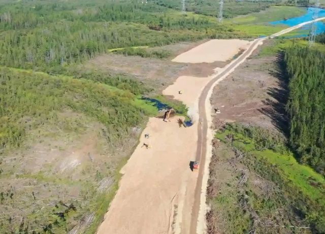 Началось устройство насыпи автомобильного подхода Ленского моста к федеральной трассе «Лена»