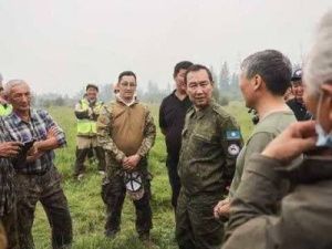 Глава Якутии Айсен Николаев работает в селе Кюерелях Горного улуса, где продолжается тушение пожаров