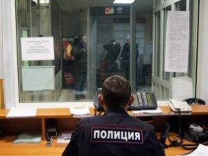 12-летняя девочка вызвала полицию, когда на ее мать напал пьяный мужчина